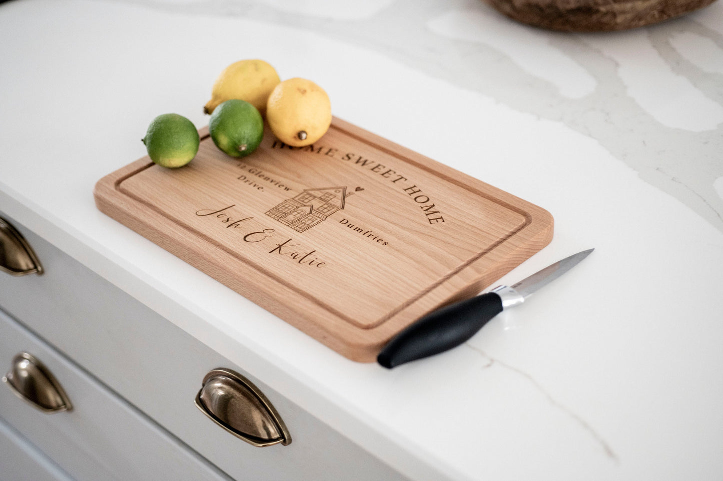 Personalized wooden cutting board with "Home Sweet Home" engraving, ideal housewarming or Christmas gift, by Custom Chic