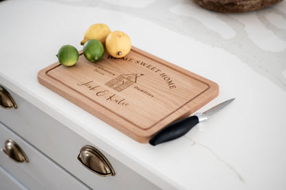 Personalized wooden cutting board with "Home Sweet Home" engraving, ideal housewarming or Christmas gift, by Custom Chic